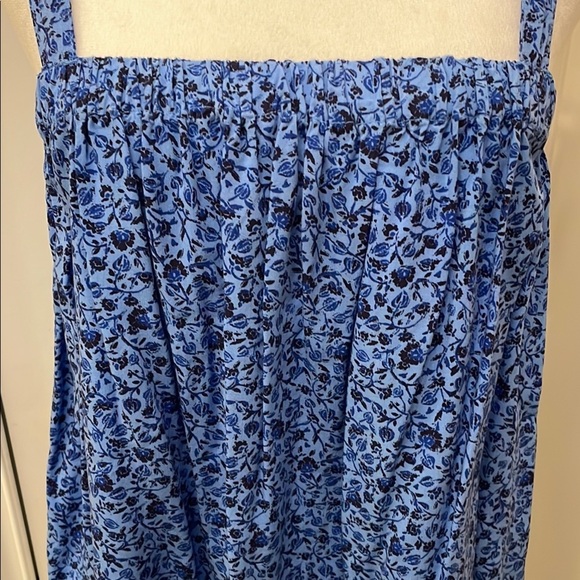 Old Navy Blue and White Relaxed Fit Camisole Tank Top Floral soft rayon NWOT - Picture 2 of 12